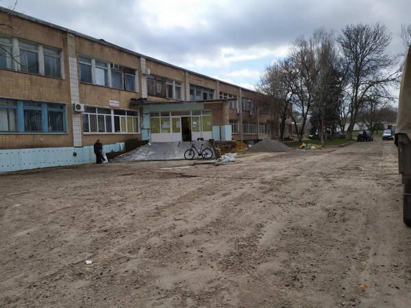 В Курахово начата реконструкция входной зоны перед амбулаторией
