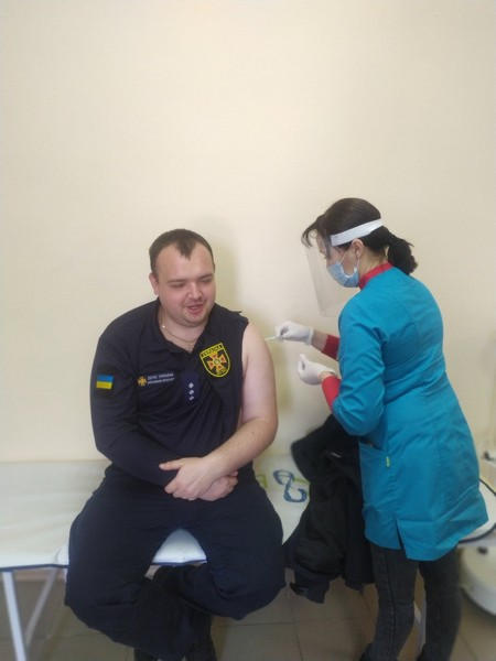 Спасателей Марьинской громады вакцинировали от СОVID-19