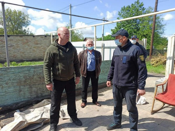 Областной чиновник проверил, как продвигается восстановление разрушенного жилья в Красногоровке