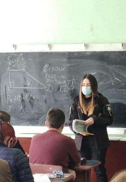 Как полицейские борются с буллингом в школах Угледарской громады