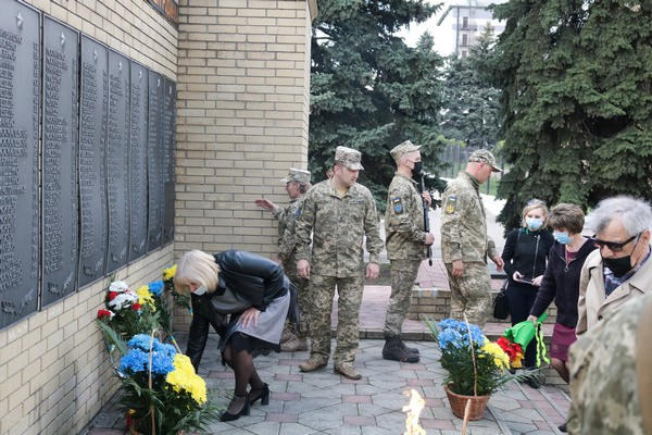 В прифронтовой Марьинке отметили День памяти и примирения, а также День победы