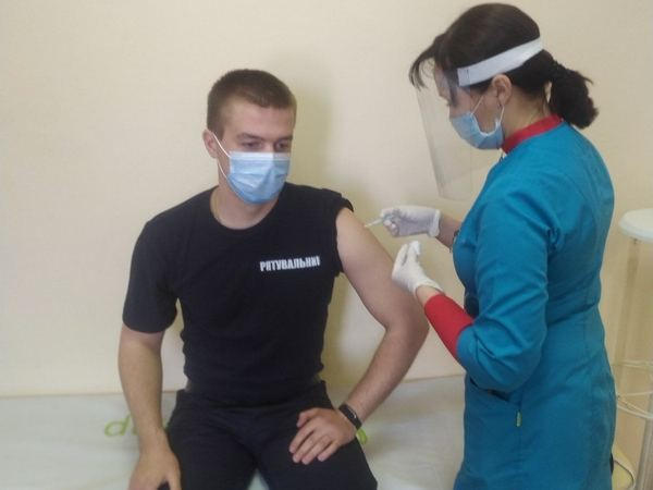 Спасателей Марьинской громады вакцинировали от СОVID-19