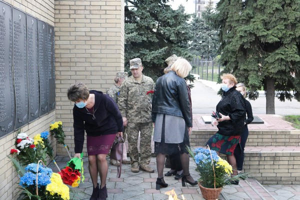 В прифронтовой Марьинке отметили День памяти и примирения, а также День победы