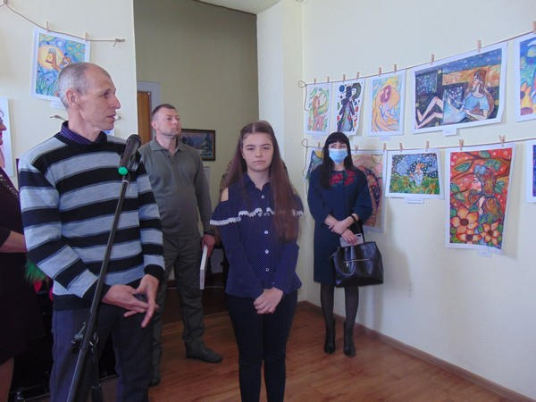 В Марьинке прошла персональная выставка юной художницы