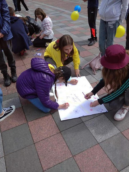 Более 100 детей из Марьинской громады отправились на фестиваль в Киев