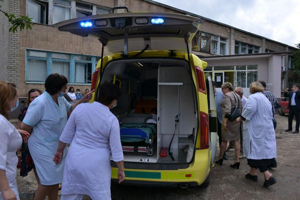 Кураховской больнице подарили автомобиль скорой помощи