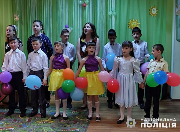 Полицейские Великой Новоселки поздравили воспитанников реабилитационного центра с Днем защиты детей