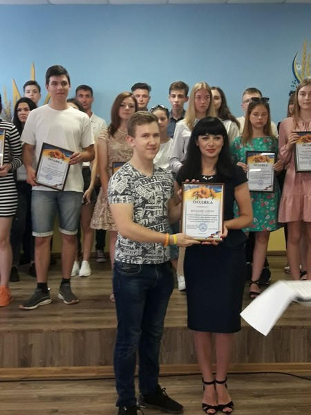 В Марьинской громаде наградили активную молодежь