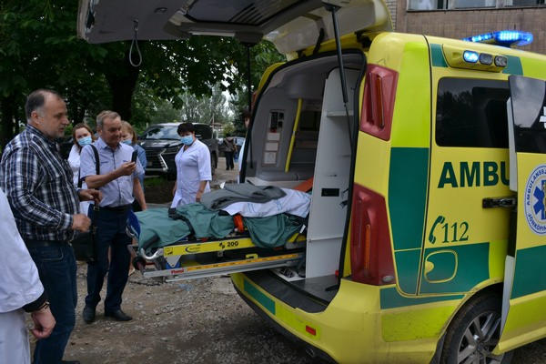 Кураховской больнице подарили автомобиль скорой помощи