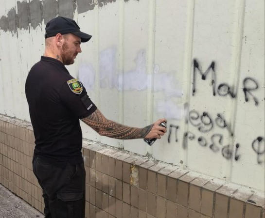 Как в Курахово полицейские борются с рекламой наркотиков