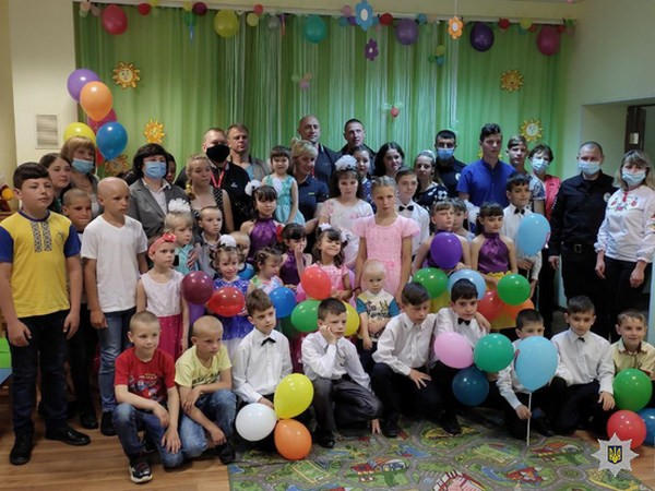 Полицейские Великой Новоселки поздравили воспитанников реабилитационного центра с Днем защиты детей