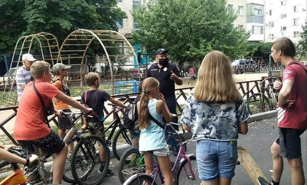 Полицейские Курахово напомнили детям правила дорожного движения