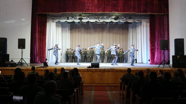 В Марьинке выступил легендарный ансамбль Вооруженных Сил Украины