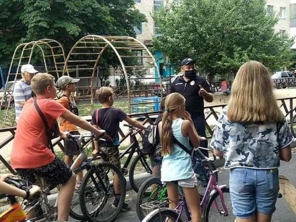 Полицейские Курахово напомнили детям правила дорожного движения