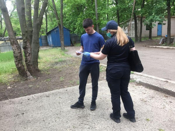 На базах отдыха Кураховского водохранилища спасатели провели профилактические беседы с отдыхающими
