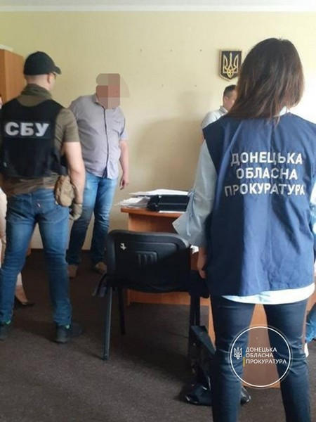 Депутат горсовета задержан во время получения взятки, которую он требовал за вывоз мусора в Курахово