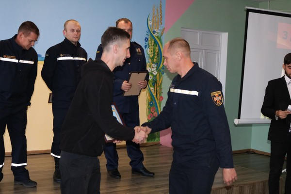 В Марьинке спасателей поздравили с профессиональным праздником