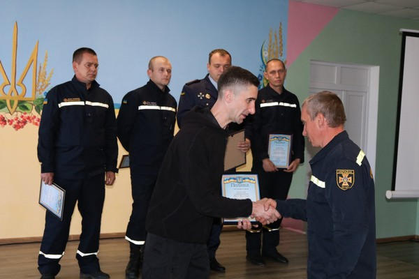 В Марьинке спасателей поздравили с профессиональным праздником
