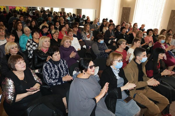 Педагогов Марьинской громады торжественно поздравили с профессиональным праздником