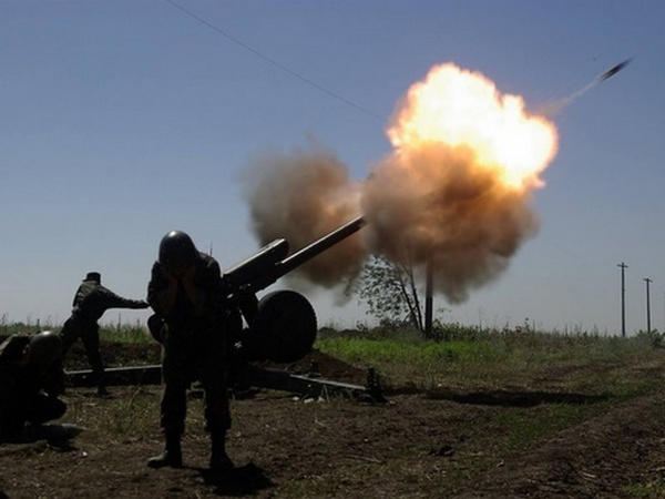 В сторону Марьинки летят вражеские артиллерийские снаряды и минометные мины