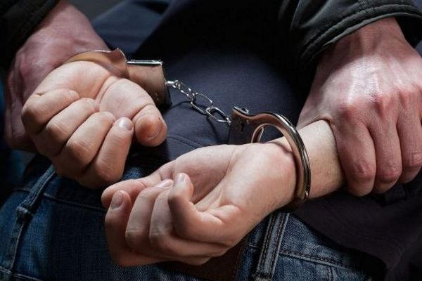 Кураховские полицейские задержали мужчину, который пытался доставить наркотики в исправительную колонию