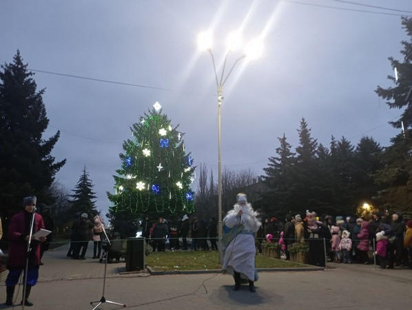 В Курахово торжественно открыли главную новогоднюю елку
