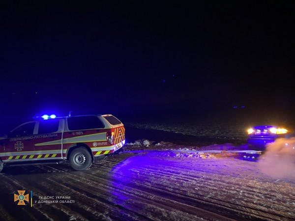 Из-за непогоды вблизи Курахово автомобили массово застревают в снежных заносах