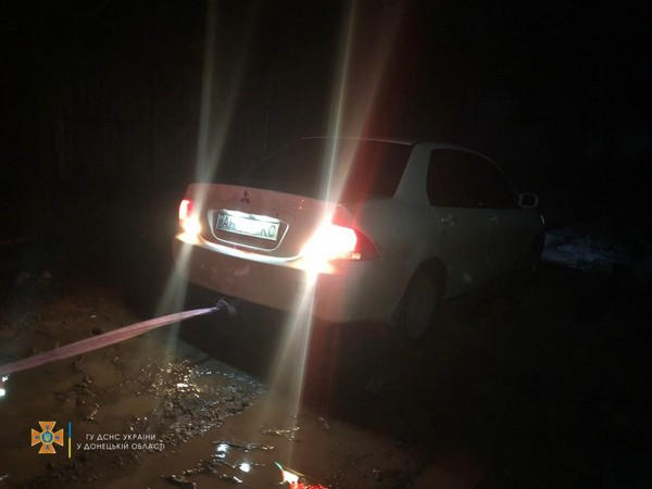 В Курахово застрявший на обочине автомобиль пришлось вытаскивать спасателям