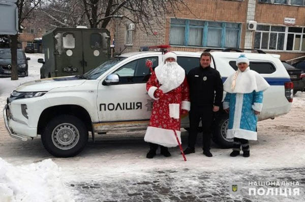 В Курахово Дед Мороз и Снегурочка пришли в гости к детям правоохранителей