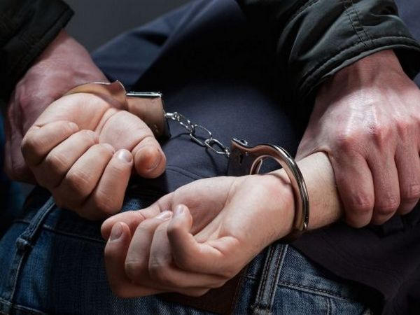 Кураховские полицейские задержали двоих наркокурьеров: они оказали сопротивление