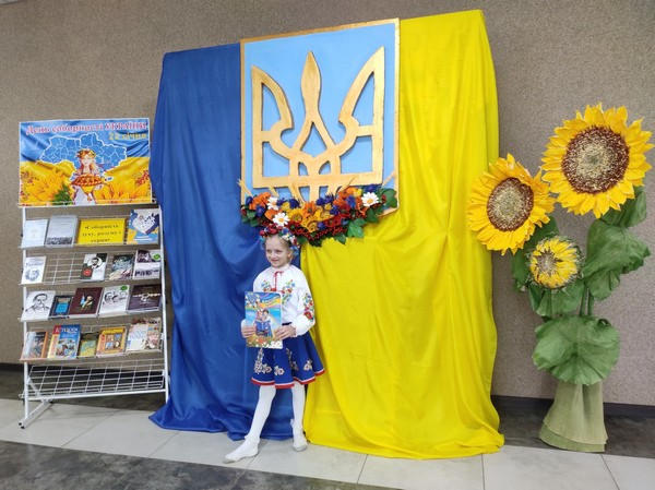 Как в прифронтовой Марьинке отметили День Соборности Украины