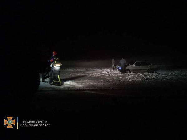 По дороге из Угледара в Марьинку водитель автомобиля застрял в снежном сугробе: пришлось вызывать спасателей