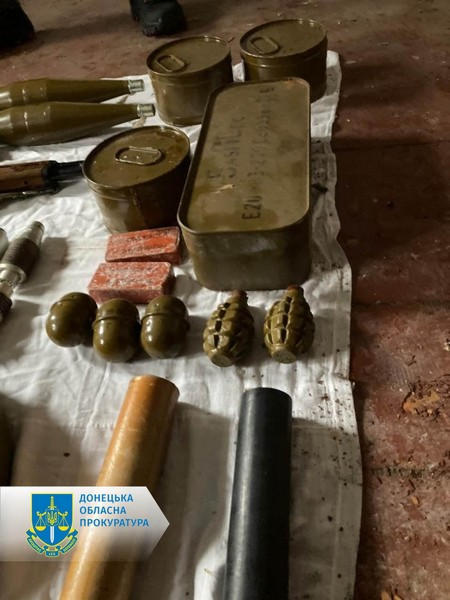 У будинку бойовика «ДНР» з Красногорівки виявили величезну схованку зі зброєю та боєприпасами