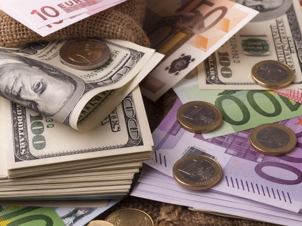 Банки подняли курс USD для карт по причине «валютного туризма»