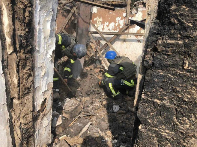Жахи війни: в Красногорівці під час розбору завалів зруйнованого будинку виявили фрагменти тіла жінки