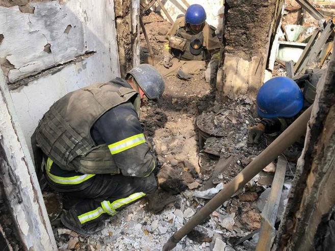 Жахи війни: в Красногорівці під час розбору завалів зруйнованого будинку виявили фрагменти тіла жінки