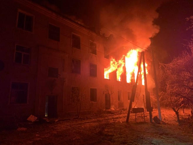 Жуткие кадры: горящая многоэтажка в Курахово после попадания вражеской ракеты