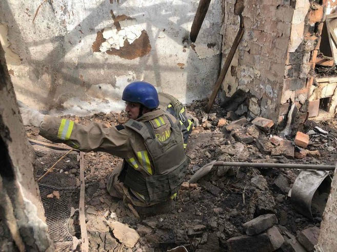 Ужасы войны: в Красногоровке, разбирая завалы разрушенного дома, обнаружили фрагменты тела женщины