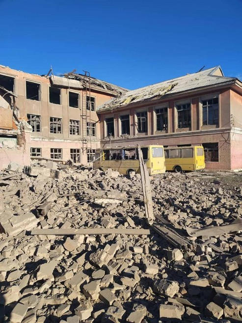 Курахове: в результаті ворожого обстрілу зруйнована гімназія