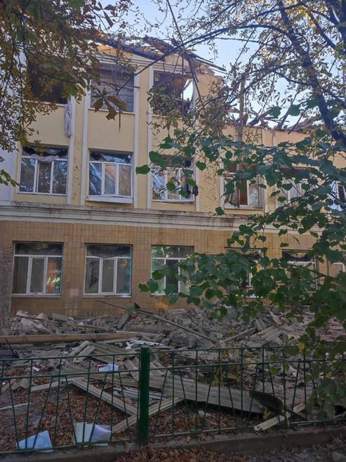 Курахове: в результаті ворожого обстрілу зруйнована гімназія
