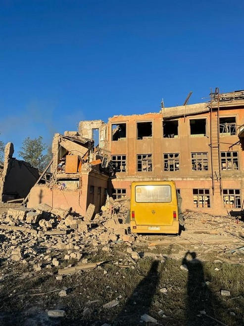 Курахово: в результате вражеского обстрела разрушена гимназия