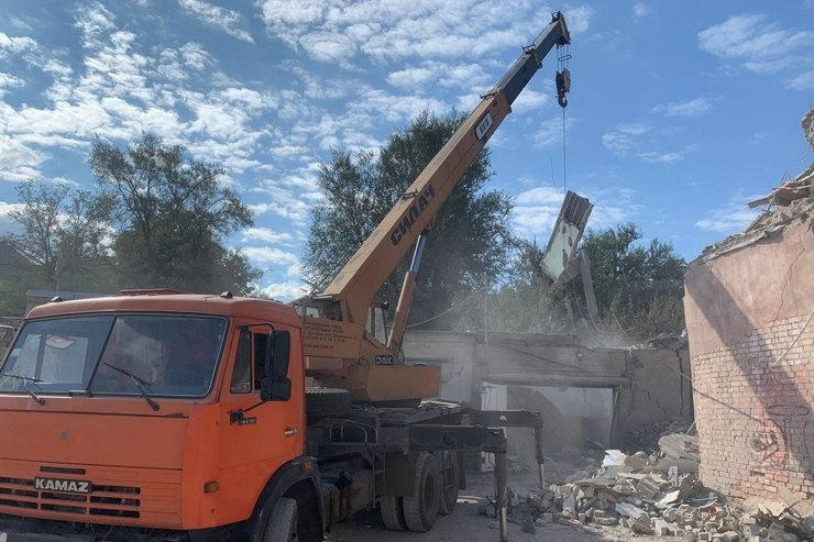 В Курахово на месте разрушенной школы убрали около 245 тонн обломков