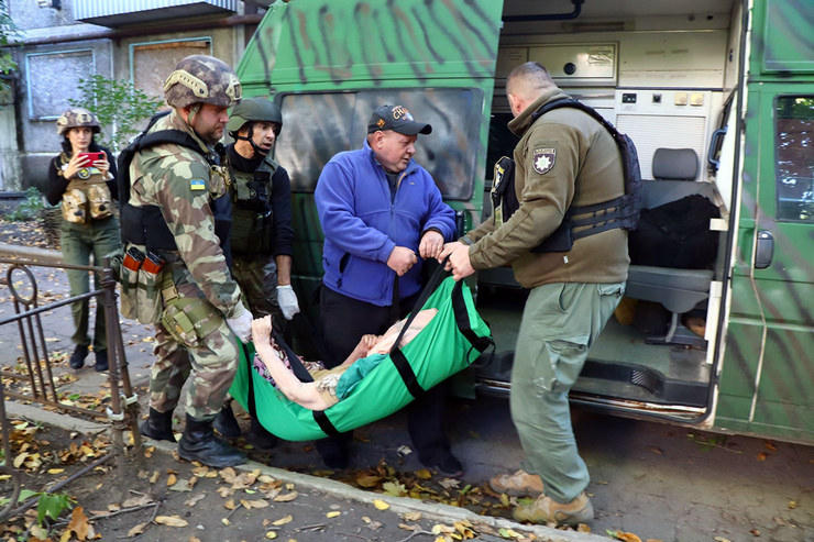 Как под вражескими обстрелами полицейские помогают выживать жителям Марьинки и Красногоровки