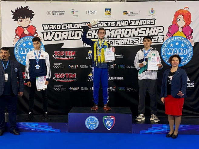 Курахівські кікбоксери вибороли 2 «золота» та «бронзу» на чемпіонаті світу в Італії