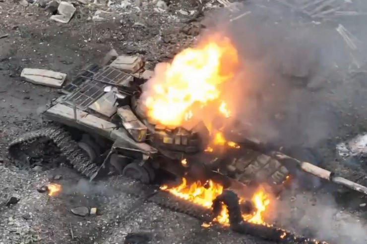 Як палають знищені російські танки на вулицях Мар’їнки