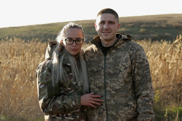 Кохання, перевірене війною: військовослужбовці, які боронять Мар’їнку, одружилися на передовій