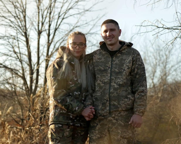 Любовь, проверенная войной: военнослужащие, которые защищают Марьинку, поженились на передовой