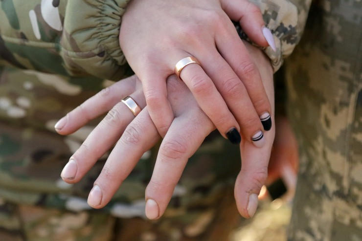 Кохання, перевірене війною: військовослужбовці, які боронять Мар’їнку, одружилися на передовій