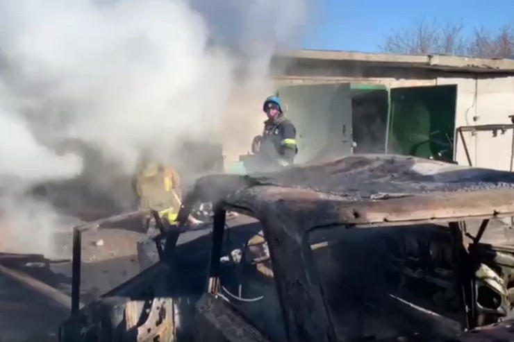 Масштабный пожар в Курахово: в результате обстрела загорелись гаражи с автомобилями