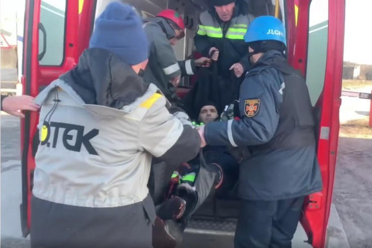 Кураховская громада: видео эвакуации раненого мужчины